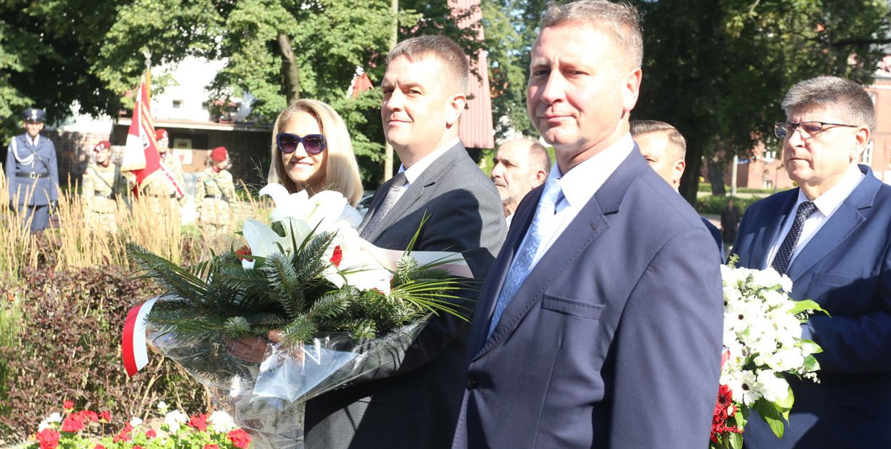 Przedstawiciele samorządu powiatowego: Joanna Mazurowska – sekretarzyni Powiatu Kętrzyńskiego, Łukasz Wiśniewski – wicestarosta kętrzyński i Zbigniew Olenkowicz – wiceprzewodniczący Rady Powiatu w Kętrzynie. Fot. Miasto Kętrzyn