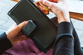 Emeryci coraz częściej rezygnują z gotówki. Wiemy, dlaczego-224619