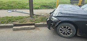 Pijany uderzył autem w słup. Ujęli go świadkowie