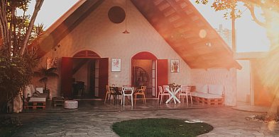 Zadaszenie tarasów – jak stworzyć elegancką i funkcjonalną przestrzeń wypoczynku w