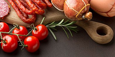 Jak naturalne wędliny wpisują się w codzienną kuchnię?