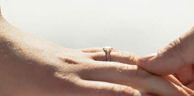 Jak wybrać pierścionek zaręczynowy z białego złota, który zachwyca elegancją i pon