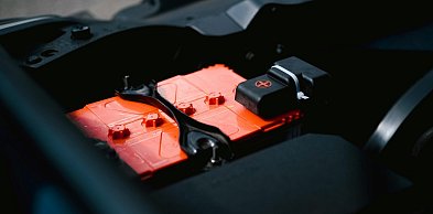 Zamiatarki na akumulator i zamiatarki prowadzone – jak wybrać sprzęt, który napraw