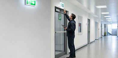 Bezpieczna droga ucieczki: rola i konserwacja elementów dróg ewakuacyjnych