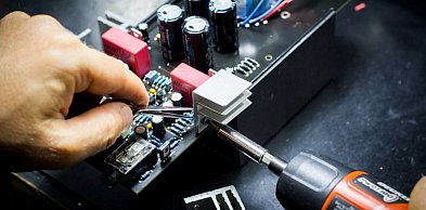 Naprawa elektroniki przemysłowej – jak uniknąć kosztownych przestojów?