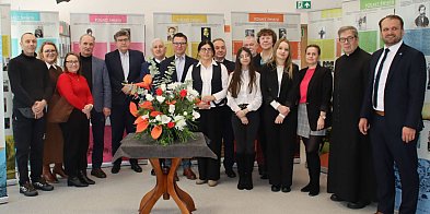 Interesująca wystawa otwarta w szkole w Karolewie