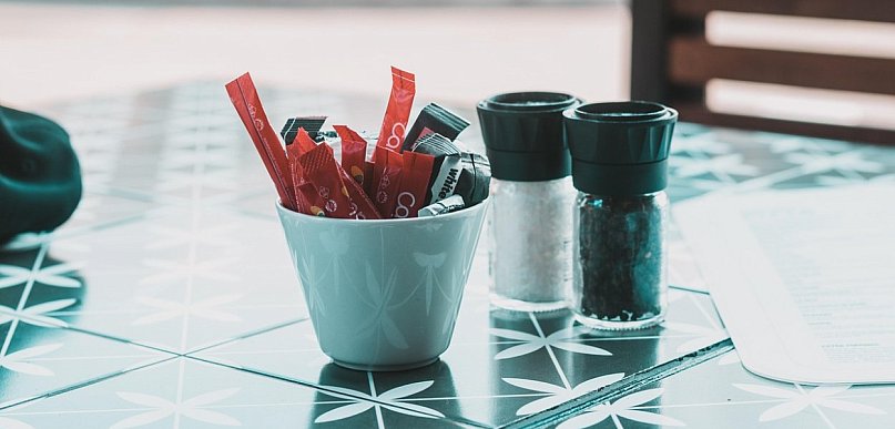 Cukier w saszetkach – dlaczego to niezbędny element nowoczesnej gastronomii