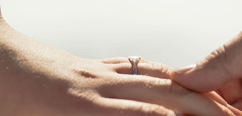 Jak wybrać pierścionek zaręczynowy z białego złota, który zachwyca elegancją i pon