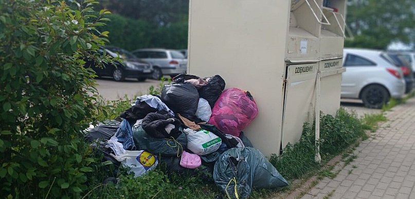 List czytelnika: Kto ma opróżniać pojemniki z odzieżą? [ANKIETA]