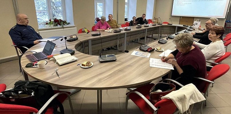 Sesja rady seniorów z gościem w mundurze - 226837