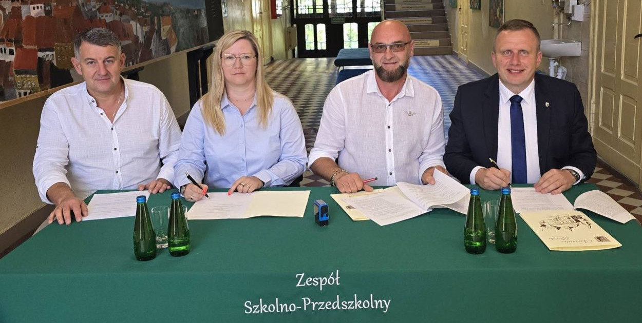 Od lewej: Edward Szmul, dyrektor ZS-P w Reszlu; Marta Gradziewicz; przedstawiciel wykonawcy i Andrzej Lewandowski. Fot. Gmina Reszel