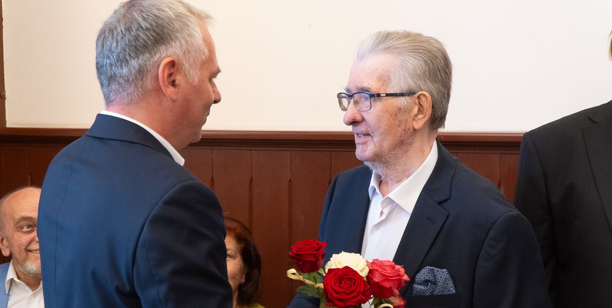 Robert Puczel, radny Rady Miejskiej w Kętrzynie, składający gratulacje uhonorowanemu Eugeniuszowi Tokarzewskiemu. Fot. Miasto Kętrzyn