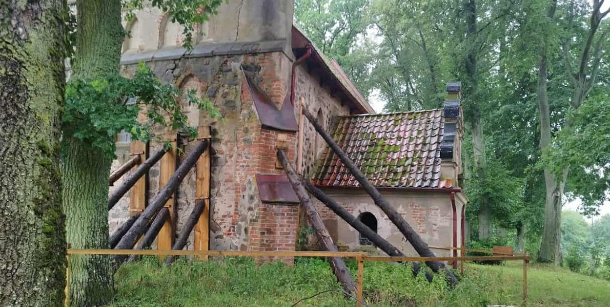 Ściany kościoła podpierane są belami drewnianymi. Fot. Mateusz Krajewski