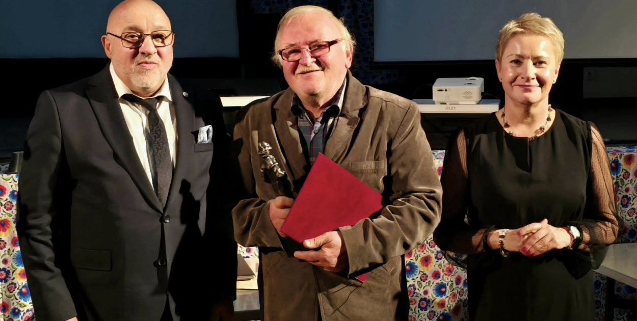 Mirosław Bogdanowicz ze statuetką Przyjaciel Warmii, przyznaną zespołowi Reszelanie. Pierwsza od prawej Ewa Sadowska, zastępczyni burmistrza Reszla. Fot. Gmina Reszel