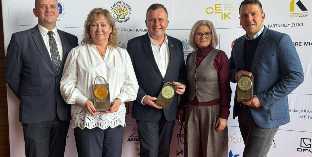 Od lewej: Łukasz Wiśniewski, wicestarosta kętrzyński; Joanna Myszkowska, właścicielka firmy Młynomag; Andrzej Lewandowski, burmistrz Reszla; Marta Wielgat, radna Rady Powiatu w Kętrzynie i Jerzy Jałoszewski, właściciel restauracji Kasztan. Fot. Gmina Reszel