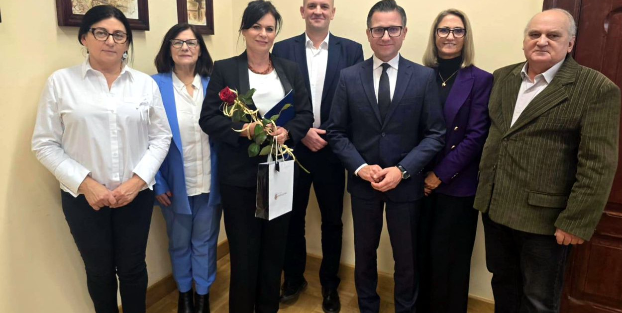 Od lewej: Olga Wanago i Alina Janiszewska (członkinie zarządu powiatu), Irena Małachowska, Łukasz Wiśniewski (wicestarosta kętrzyński), Michał Kochanowski, Joanna Mazurowska (sekretarz powiatu) i Mirosław Bobrowski (członek zarządu powiatu). Fot. Powiat Kętrzyński 