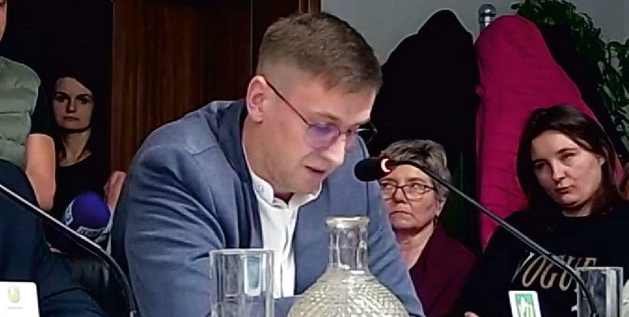 W listopadzie 2024 Paweł Lizak mówił, że z jego wiedzy wynika, iż szkoły w Windzie nie można przerobić na mieszkania. W kontekście jego szkolnego świadectwa, wypowiedź ta nabrała iście groteskowego znaczenia… Fot. Archiwum TK 