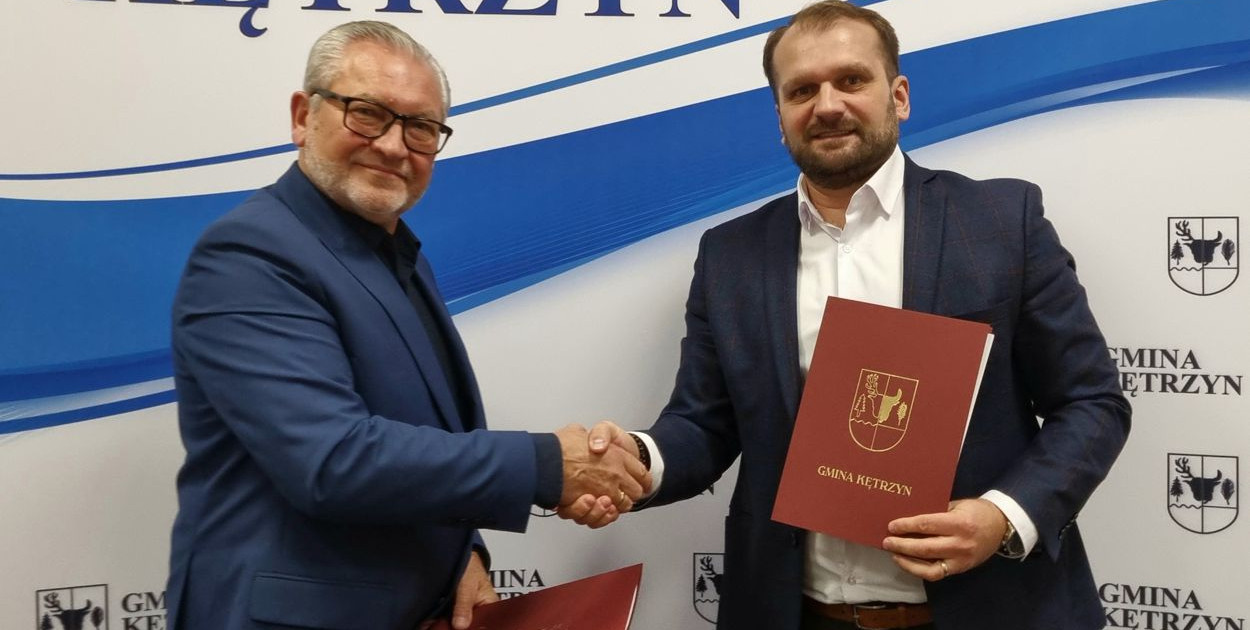 Krzysztof Wołodko, dyrektor Przedsiębiorstwa Robót Drogowych Sp. z o.o. i Paweł Bobrowski, wójt gminy Kętrzyn. Fot. Gmina Kętrzyn