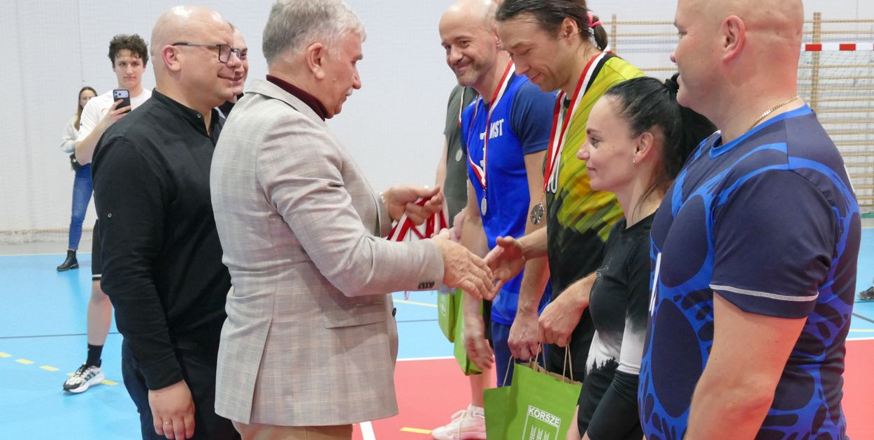 Jan Adamowicz, burmistrz Korsz oraz radni miejscy: Tomasz Kowalski i Mateusz Krajewski podczas dekoracji najlepszych drużyn.