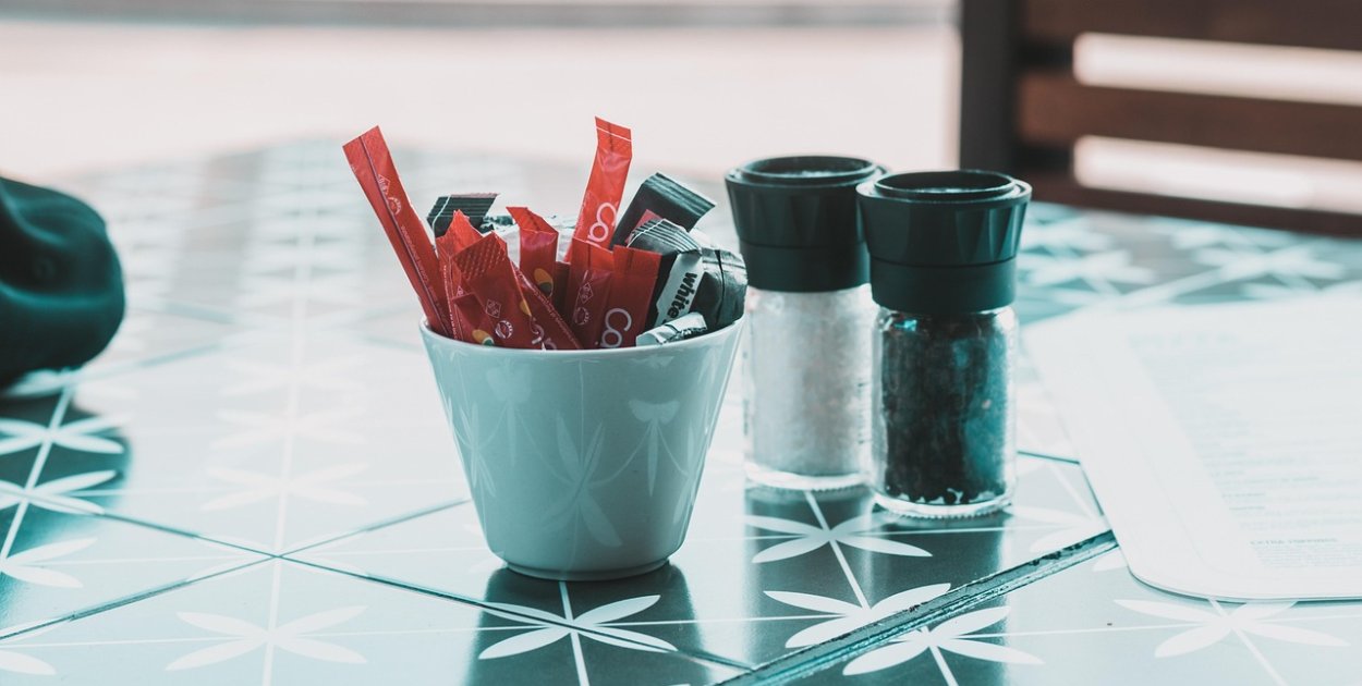 Cukier w saszetkach – dlaczego to niezbędny element nowoczesnej gastronomii