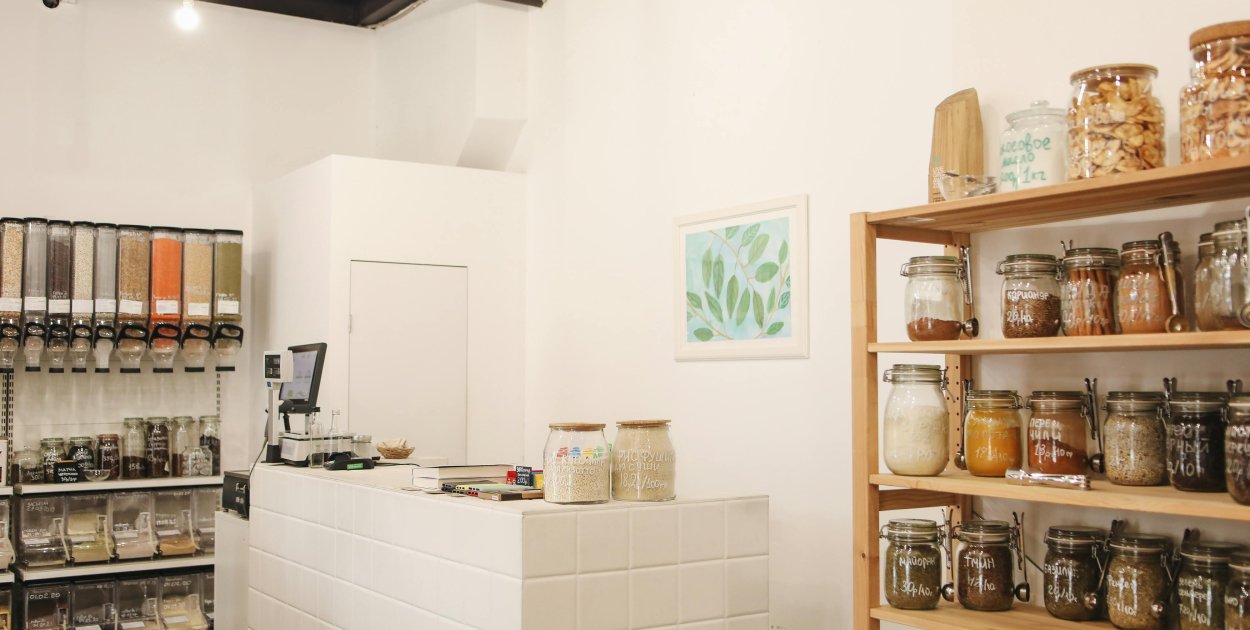 Wyposażenie i meble do sklepu – jak stworzyć nowoczesną przestrzeń, która usprawni