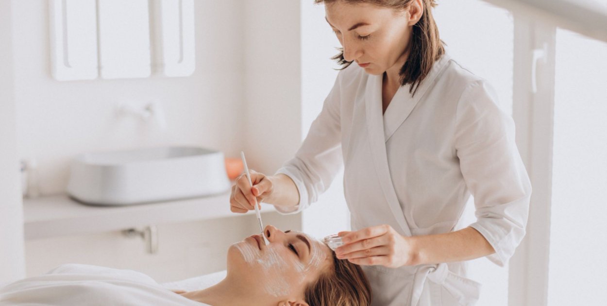 Czy zabieg endermologii skutecznie redukuje cellulit i jakie są jego potencjalne e