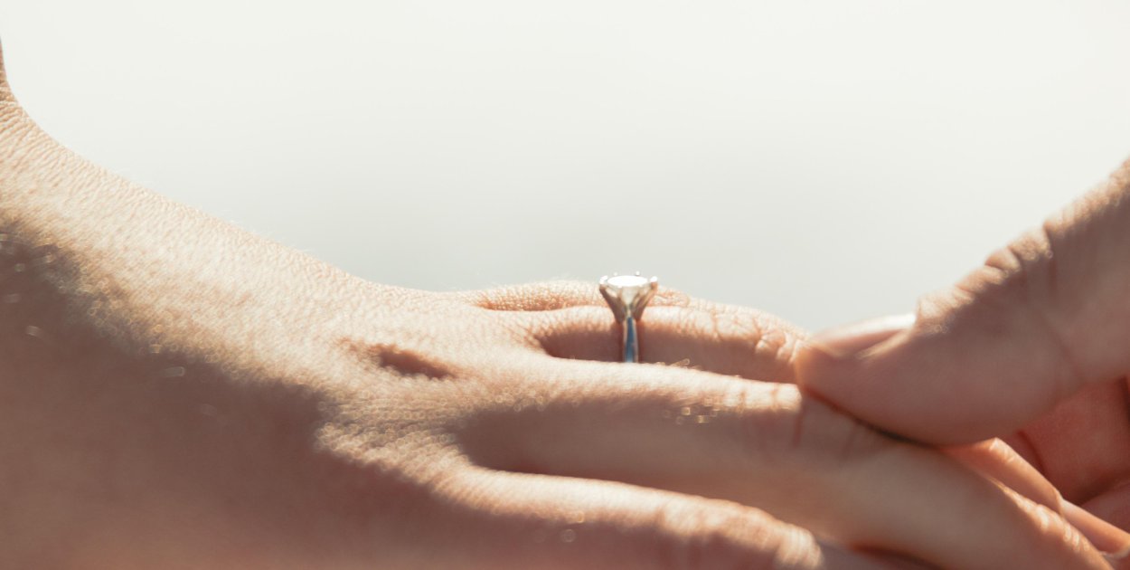 Jak wybrać pierścionek zaręczynowy z białego złota, który zachwyca elegancją i pon